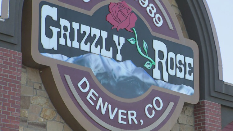 Garth Brooks plays secret show at Grizzly Rose after late summer heat sickens some fans