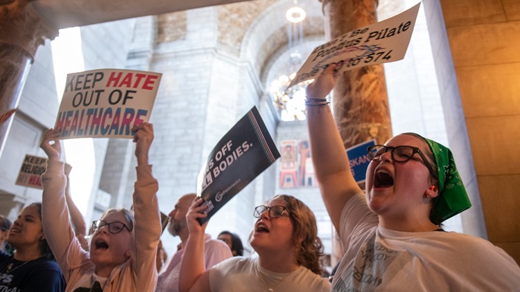 Negara bagian Nebraska terbaru melarang aborsi dan perawatan yang menegaskan gender