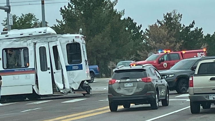 Tren ligero de RTD se descarrila en Aurora y deja 3 heridos