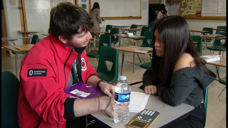 City Year Denver membantu siswa di Sekolah Umum Denver