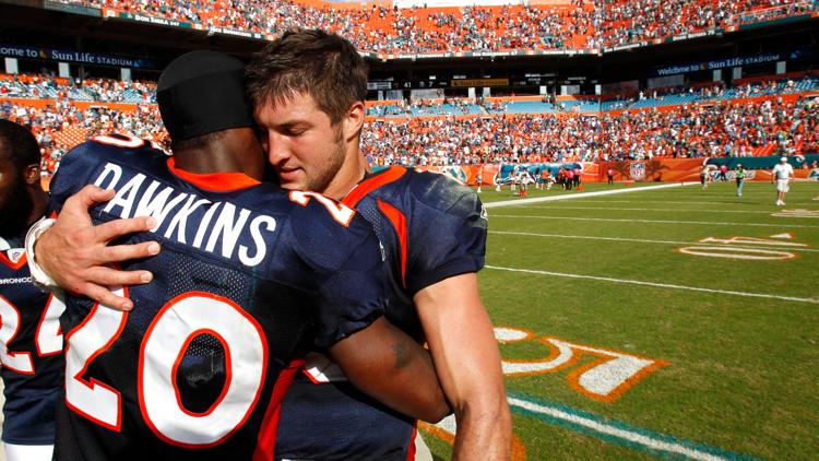 Broncos welcome back Tebow, Dawkins for first visit in 15 years