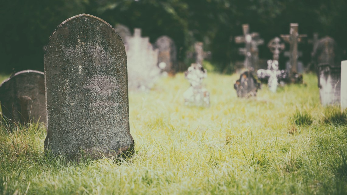 Meet Wade Fowler, a volunteer headstone cleaner in Des Moines - Vimarsana News