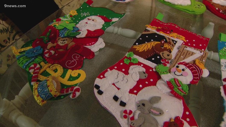 Wanita Colorado membuat dan menyumbangkan stoking Natal setiap tahun