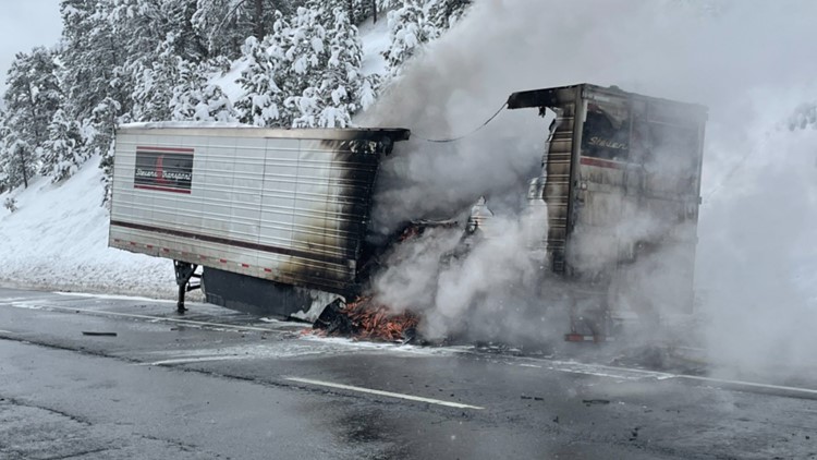 Semi trailer terbakar di Interstate 70 dekat Evergreen