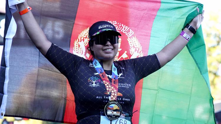 Siswa CSU wanita Afghanistan pertama yang menyelesaikan IRONMAN Triathlon