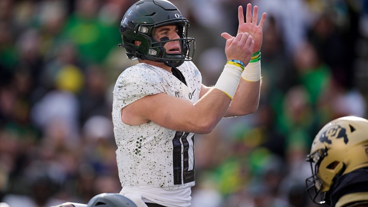 Bo Nix, No. 8 Oregon turn up gadget plays, beat Colorado 49-10