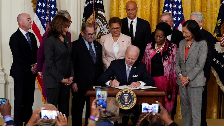 Ibu Elijah McClain saat Biden menandatangani perintah reformasi polisi