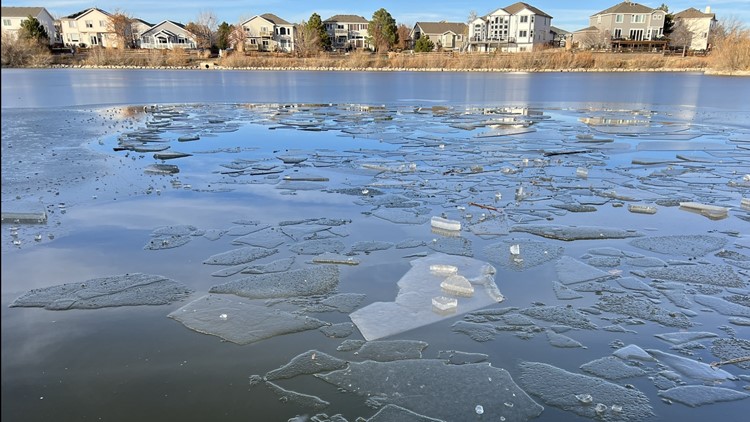 Bocah Colorado meninggal setelah dia, 3 lainnya jatuh dari es ke danau