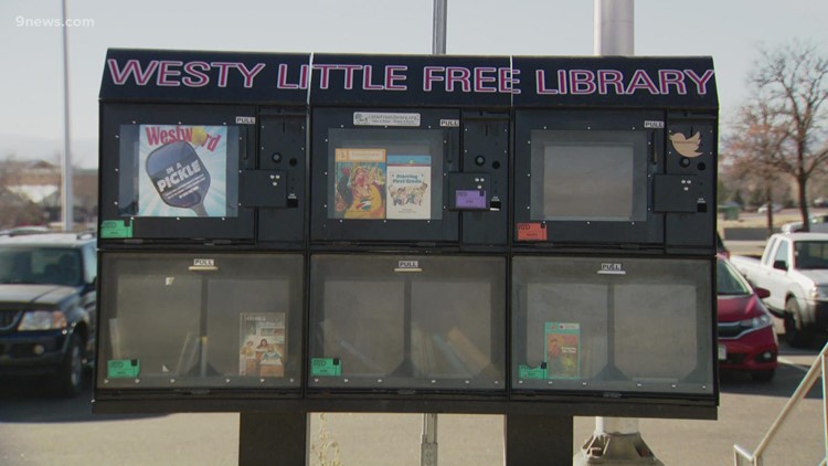 Wanita mengubah kios koran lama di halte RTD menjadi perpustakaan kecil gratis