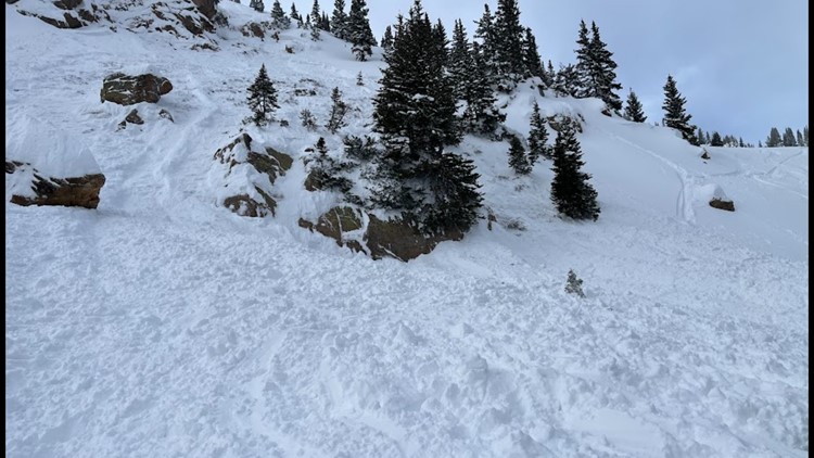 Empat tertangkap, satu tewas dalam longsoran salju Senin
