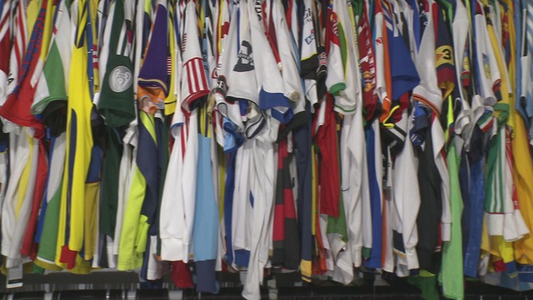 Fanático de Colorado reúne impresionante colección de recuerdos deportivos