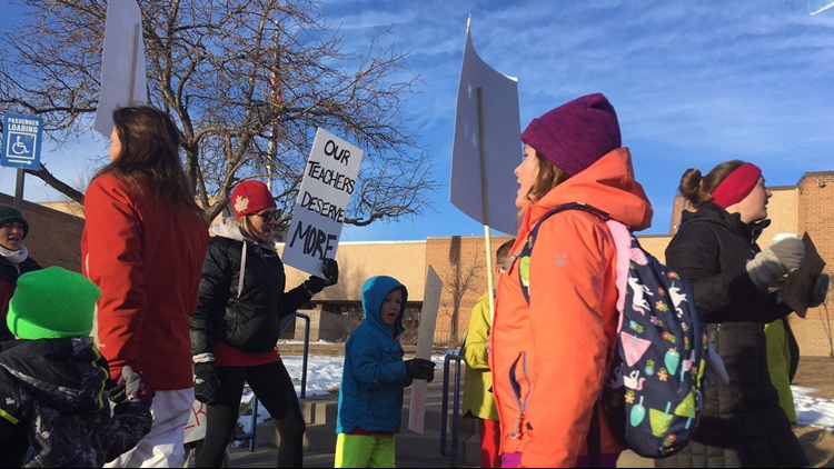 DPS y el sindicato de maestros alcanzan acuerdo provisional de 3 años