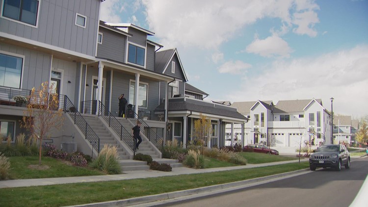 Louisville police officers shoot, kill man with knife after domestic violence report