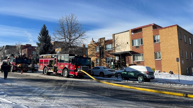 Petugas pemadam kebakaran wilayah Denver memadamkan 2 kebakaran apartemen pada hari Jumat