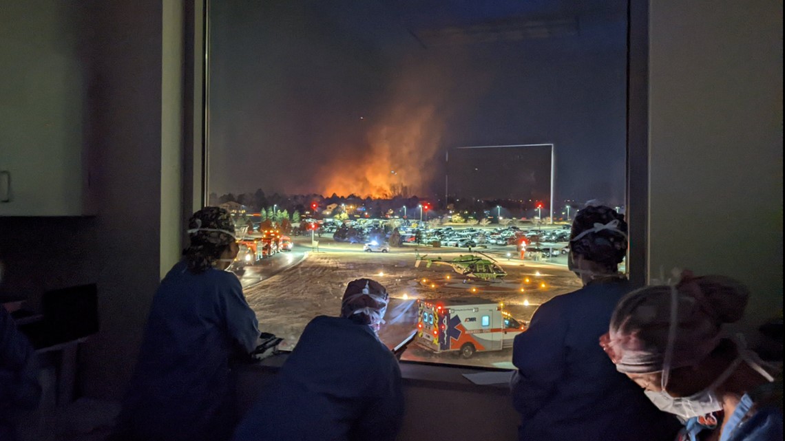 Colorado nurse's photo of colleagues watching wildfire goes viral - Vimarsana News