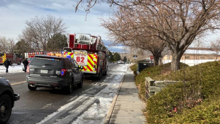 Policía investiga aparente asesinato-suicidio en Salón del Reino de los Testigos de Jehová en Thornton
