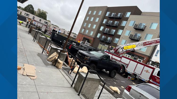 Evacuan a cientos de personas tras explosión en complejo de apartamentos de Aurora