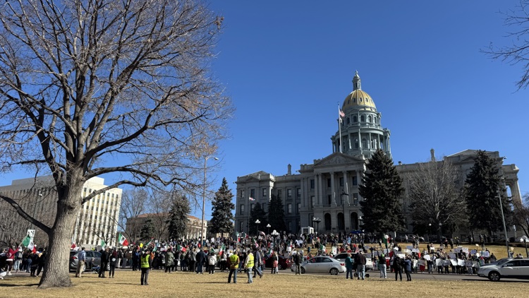 Manifestantes se reúnen en el Capitolio de Colorado a protestar contra políticas de Trump