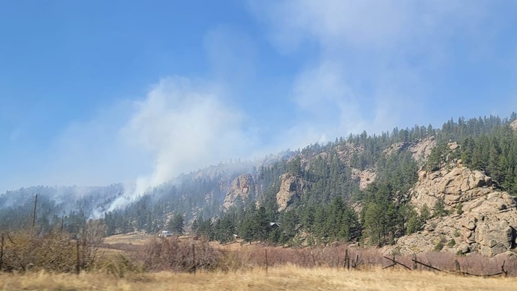 Kebakaran hutan seluas 670 hektar memaksa evakuasi di Teller County, Colorado