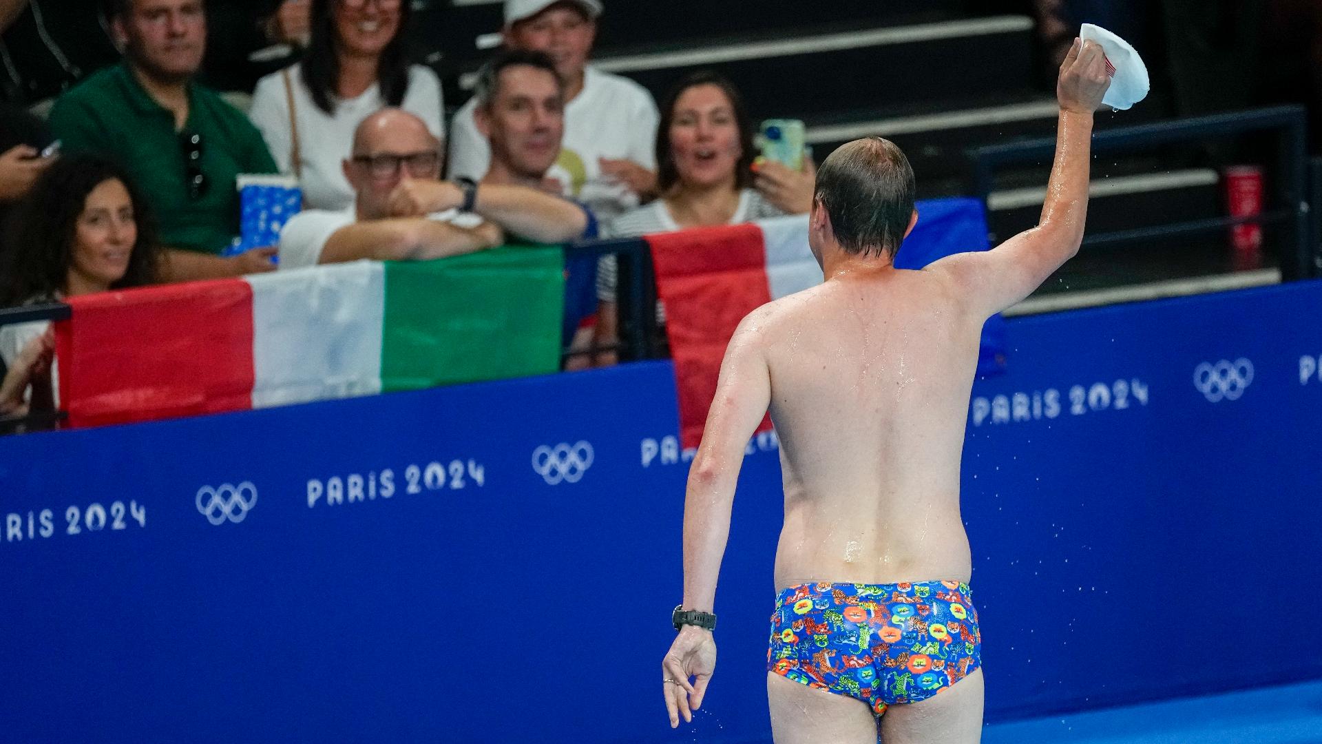 Pool worker in skimpy suit cheered after retrieving cap from pool