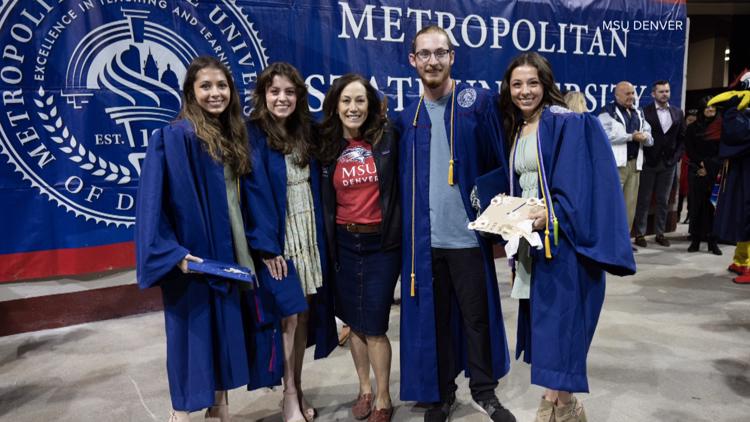 Set kembar empat merayakan kelulusan mereka di MSU Denver