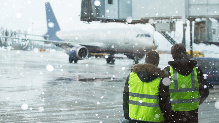 Lusinan penerbangan dibatalkan di bandara Denver karena salju, es