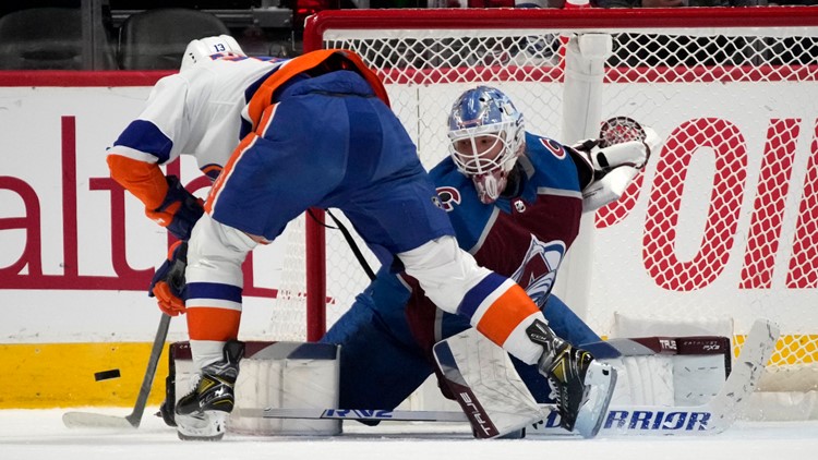 Georgiev stops 26 shots, Avs beat Isles 1-0 in shootout