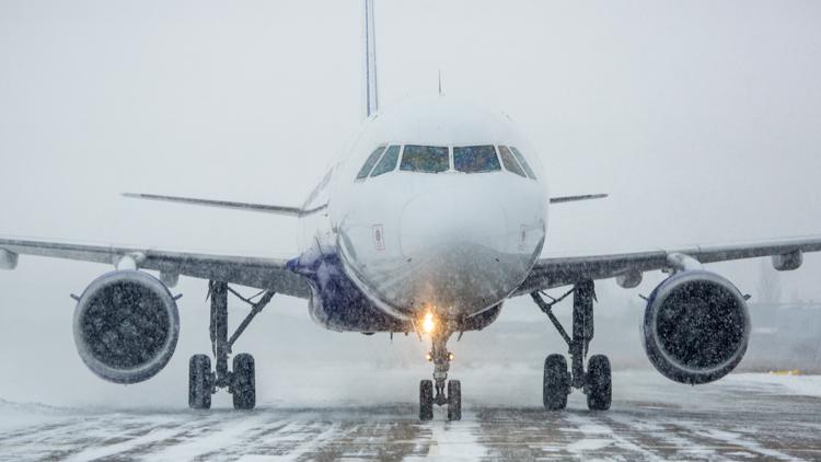 Suhu di bawah nol membatalkan, menunda penerbangan di bandara Denver
