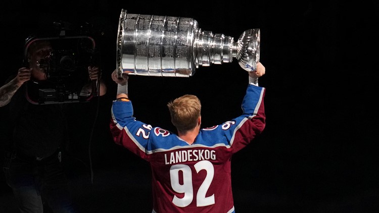 Avalanche captain out for months after knee surgery
