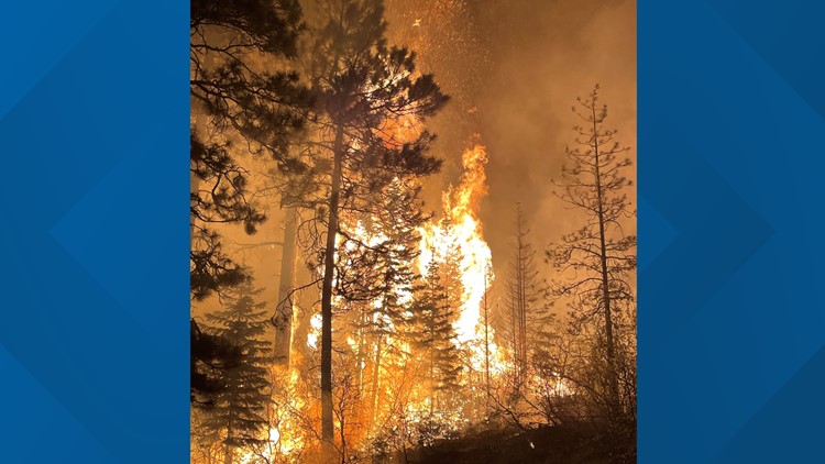 Plumtaw Api menyala di dekat Pagosa Springs di SW Colorado