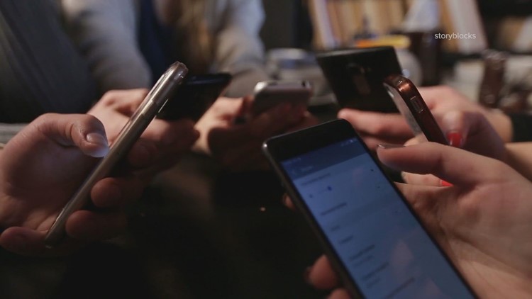 AT&T, Verizon agree to delay 5G wireless plans after US government request