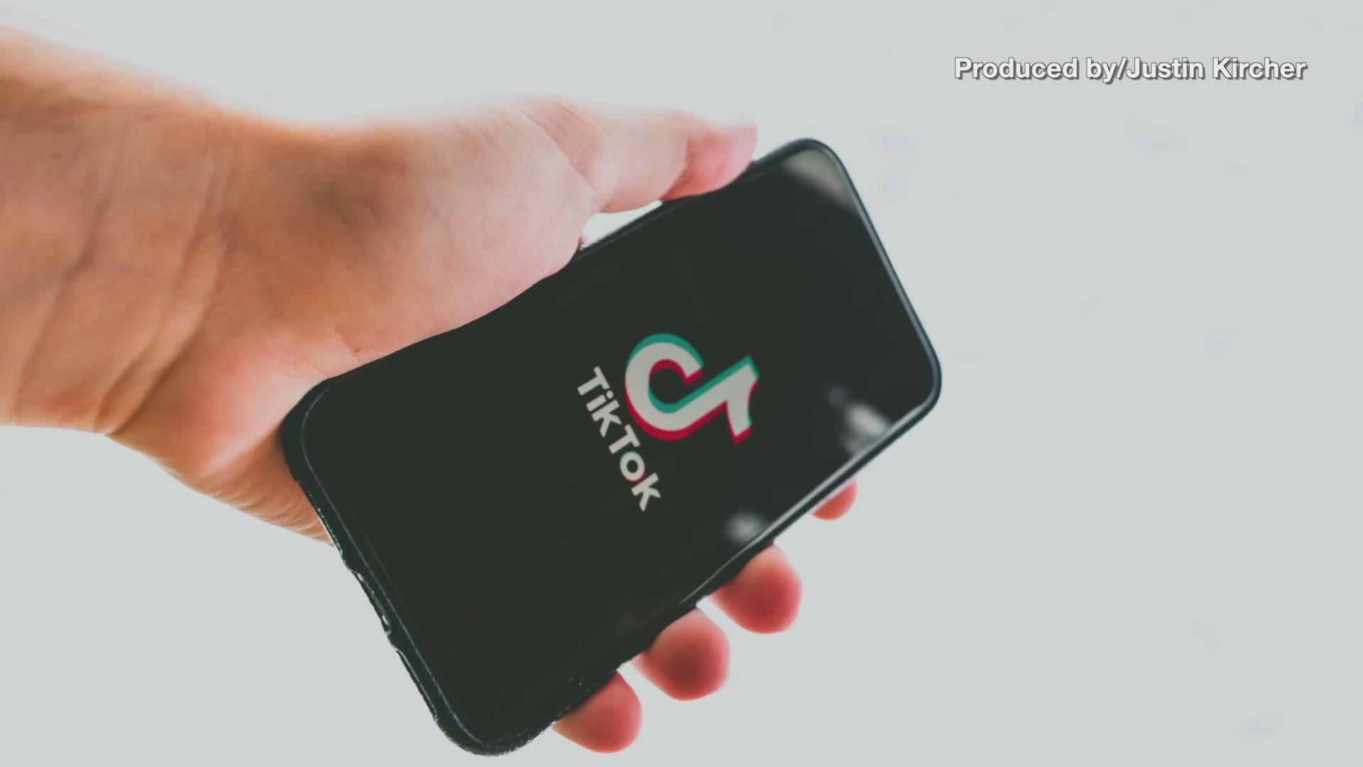 TikTok reportedly went around a Google safeguard to collect data on millions of Android phone users, which tracked them without allowing them to opt out. Veuer's Justin Kircher has the story.