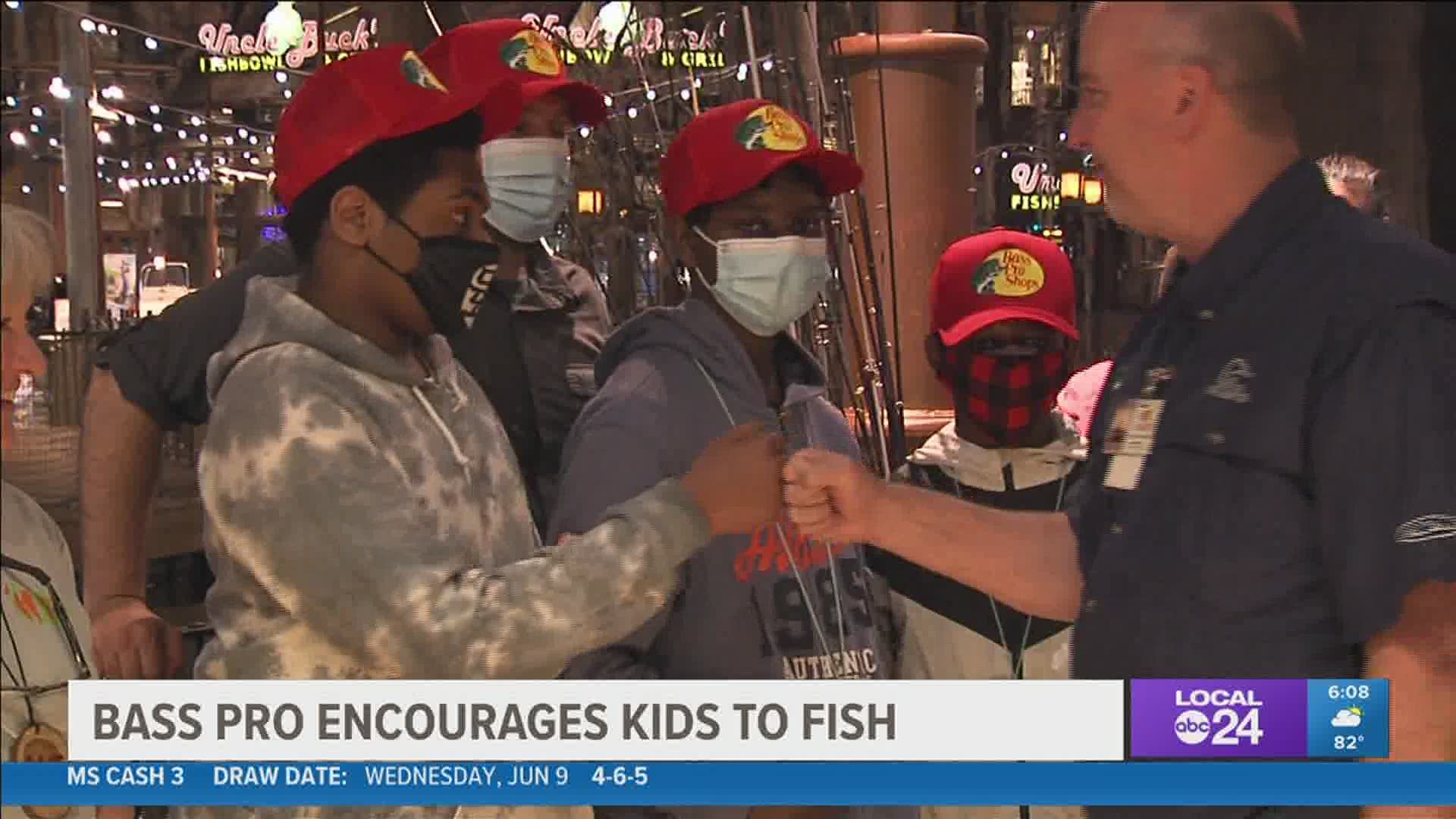 Bass Pro Shops gives away 500 fishing rods to kids