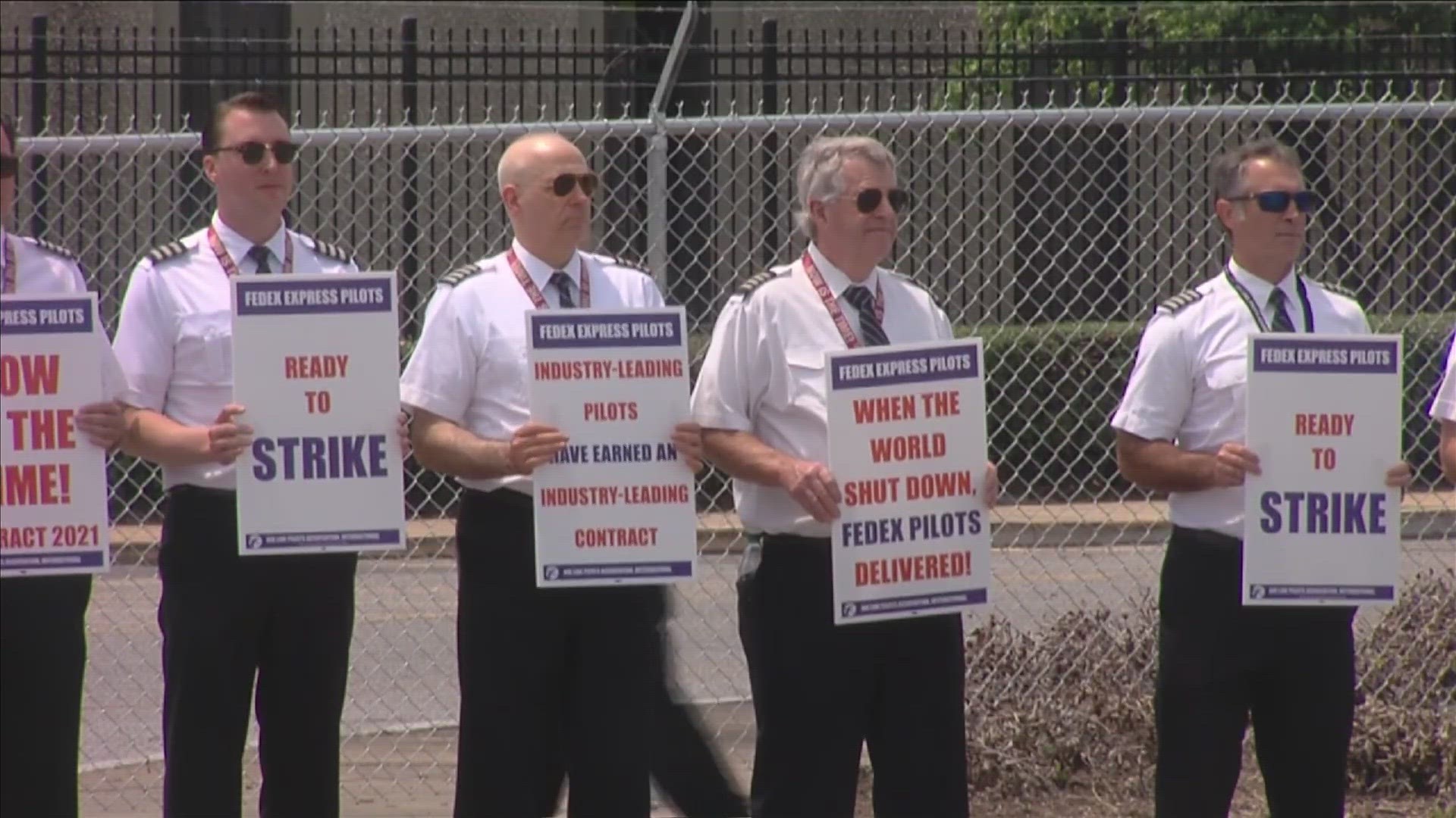 The FedEx Pilot's Association says the company is stalling with pilots on a new collective bargaining agreement.