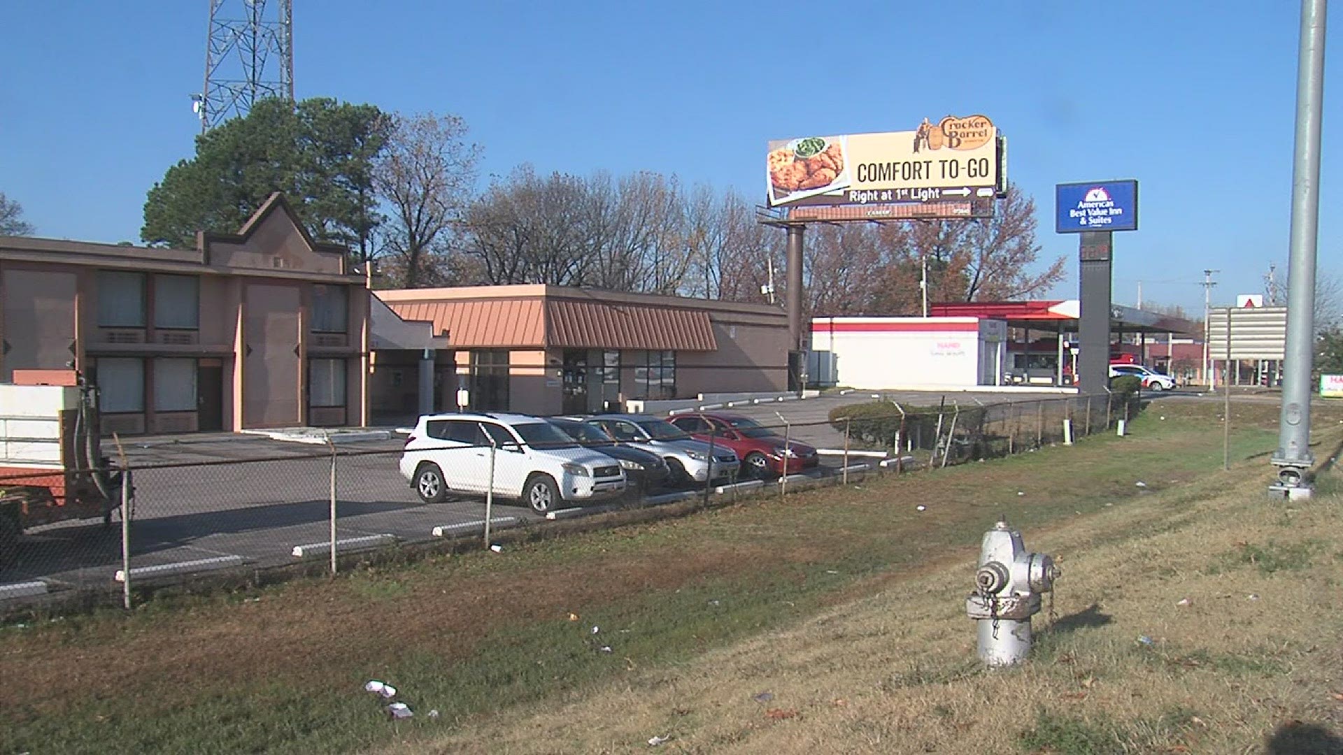 Memphis police looking for suspect who shot a man at America's Best Value Inn.