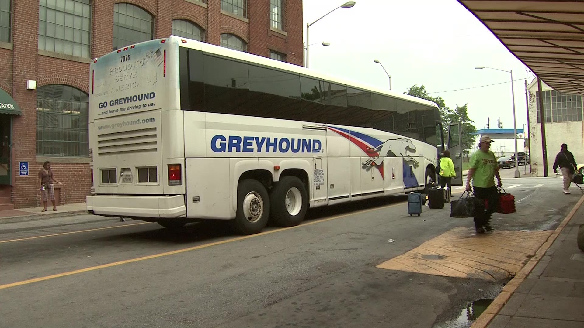 Greyhound, the intercity bus service company, is taking a stance regarding immigration in the United States. The company announced Friday that it will not allow Customs and Border Protection (CBP) agents to search its buses without warrants.
In a statement, Greyhound said it will provide its drivers and employees with new training to follow its policy change. The buses will also display a special sticker making its position against CBP clear.
The company says its main goal and concern is the safety of its passengers and believes this new policy will help improve the travel experience for all its customers.
Officials with CBP say its agents are trained on protocols to ask for consent from companies before boarding a bus.