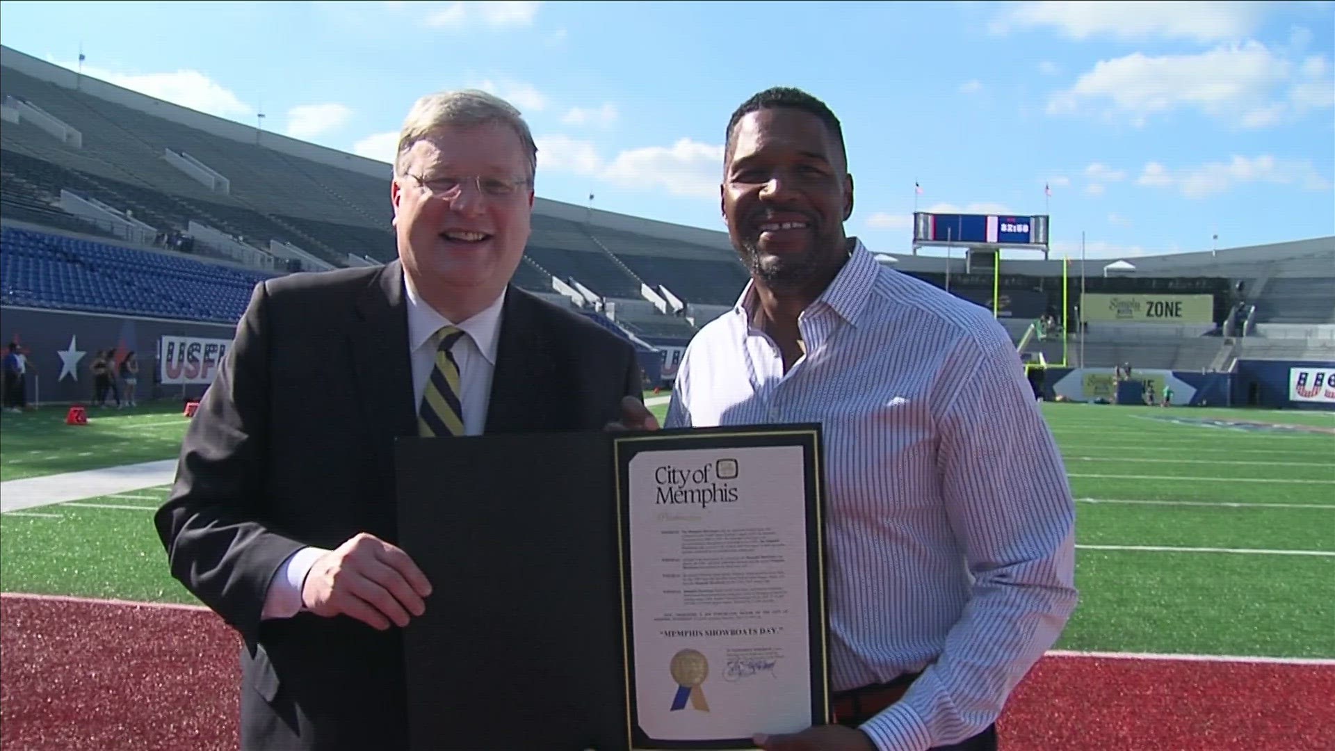 "Good Morning America" host and NFL Hall-of-Famer Michael Strahan caught up with Clayton Collier at Simmons Bank Liberty Stadium.