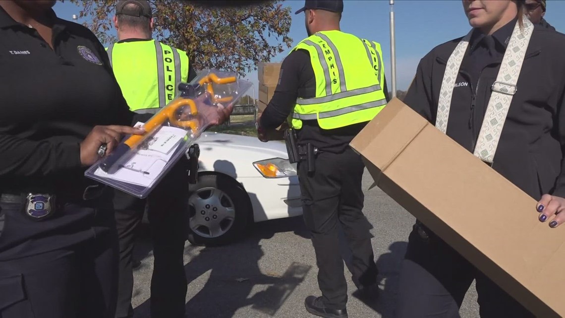 Memphis Police host another steering wheel lock giveaway as car thefts