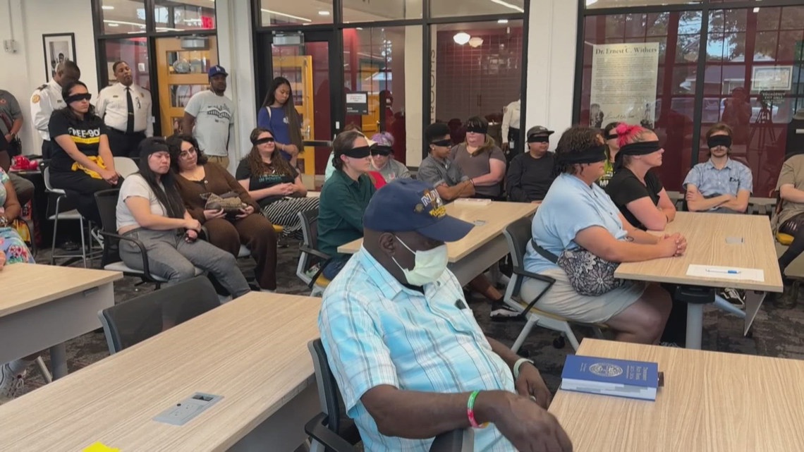 Protesters disrupt Sen. London Lamar's town hall after MSTF shoots ...