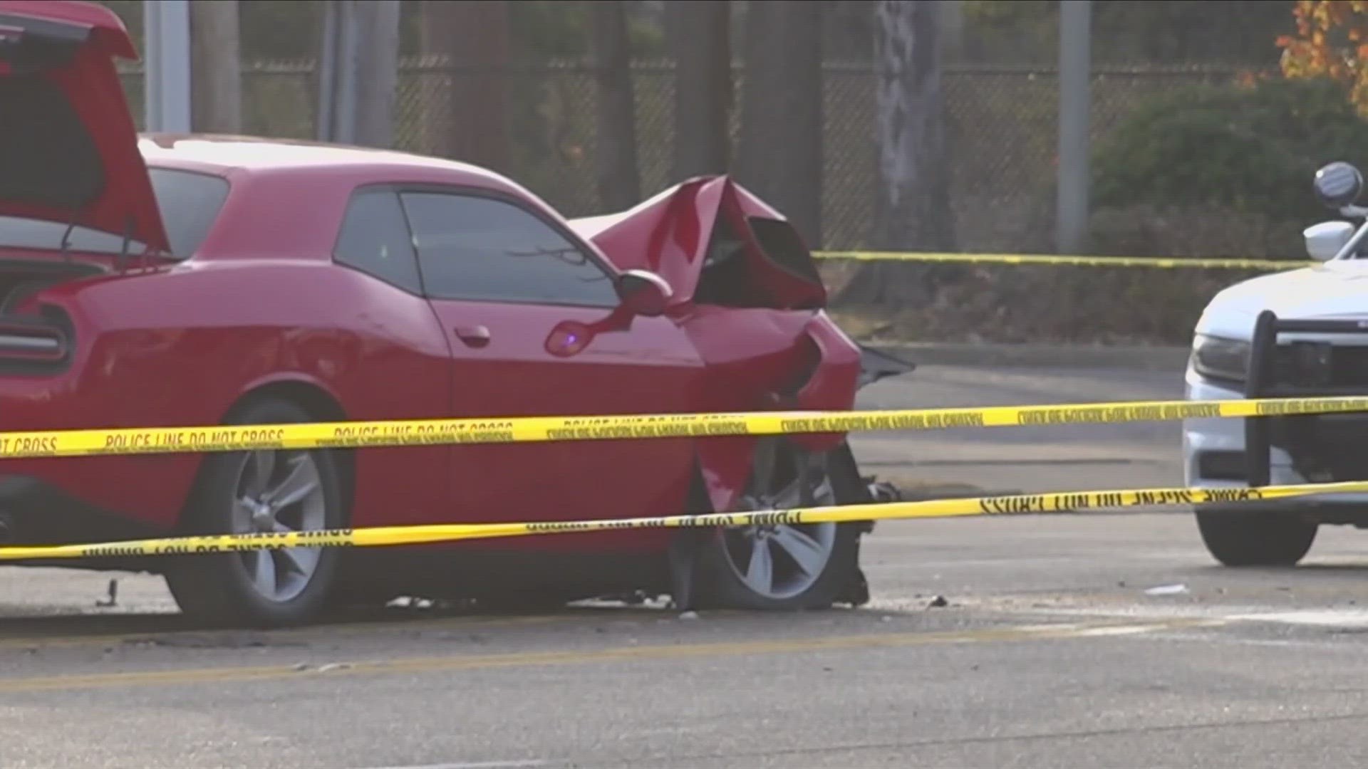 According to the Memphis Police Department (MPD), five people are injured after suspects speeding away from police crashed with two other vehicles in Whitehaven.