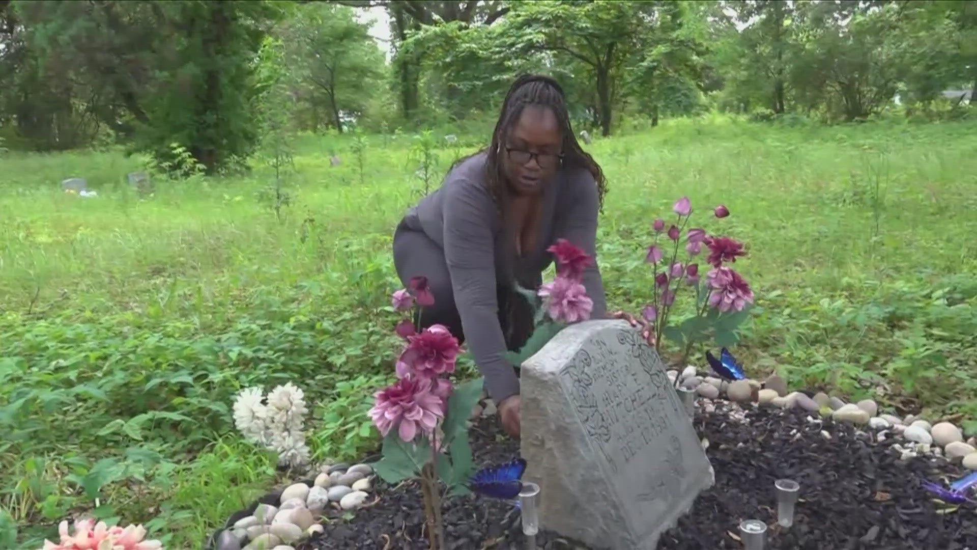 Memphian Darchelle Mitchell, whose mother was buried there in 1991, has decided to help with clean up a cemetery with her own money.