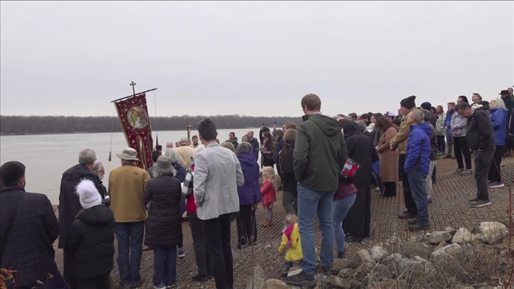 'A source of life' | Annunciation Greek Orthodox Church gathers to bless Mississippi River