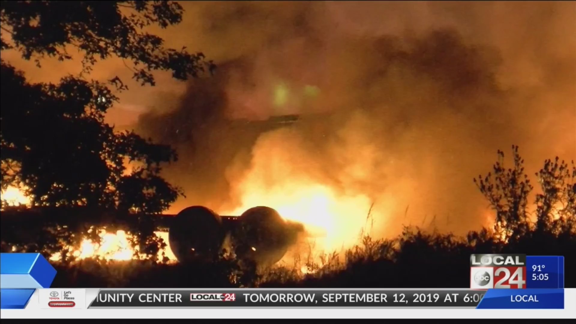 Cargo plane crashes in Toledo, Ohio after brief stop in Millington, 2 dead