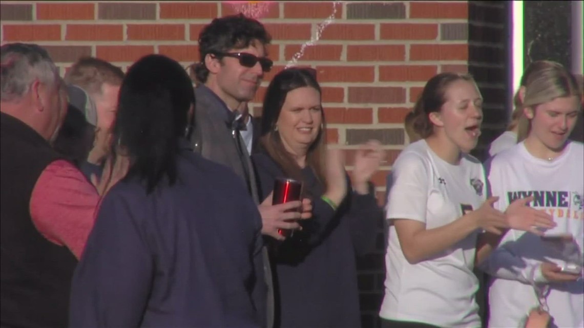 Students in Wynne, Arkansas, return to inperson learning, cheered on