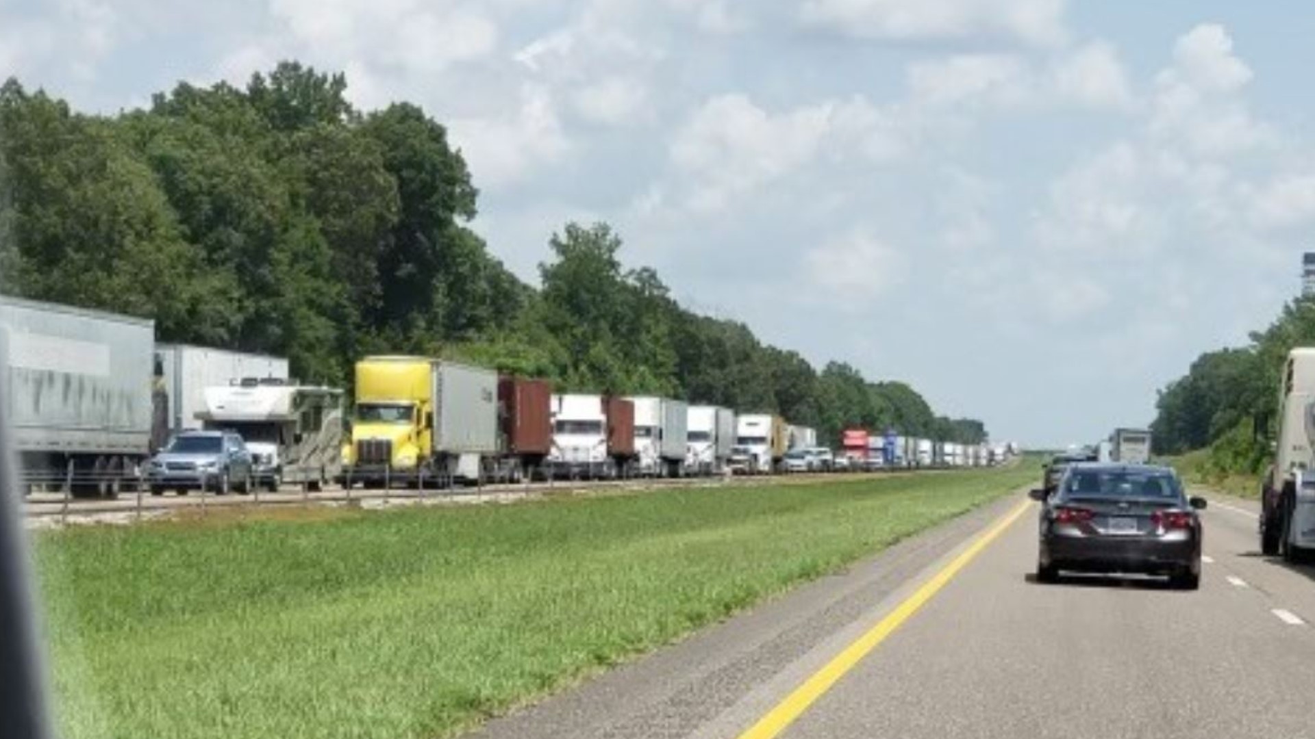 Crash on I-40 backs up traffic in Madison County, Tennessee ...