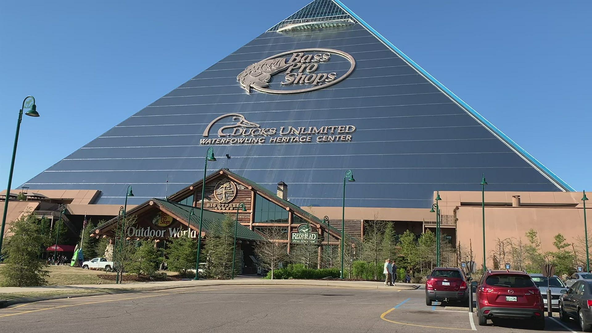 Bass Pro Shops retail locations will offer free photos with the Easter Bunny.