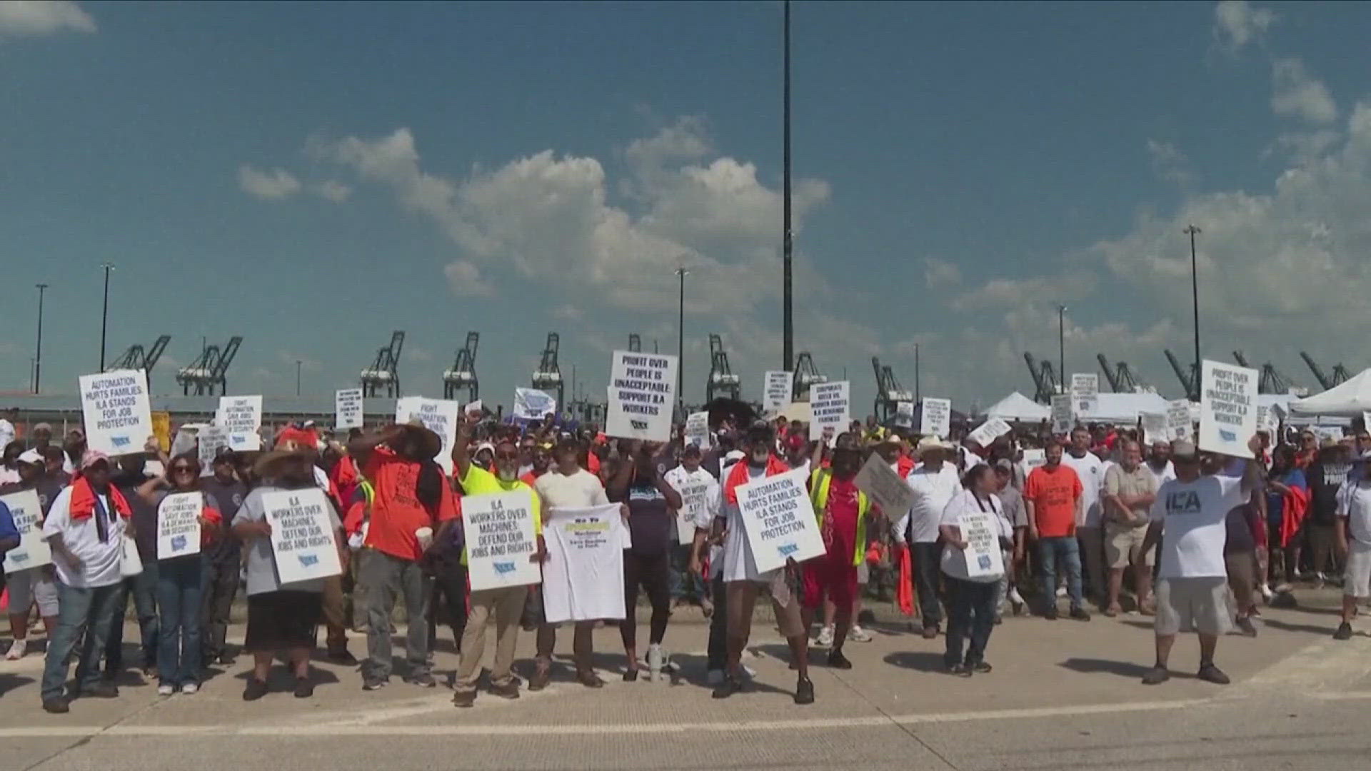 The union, the International Longshoremen’s Association, is to resume working immediately.