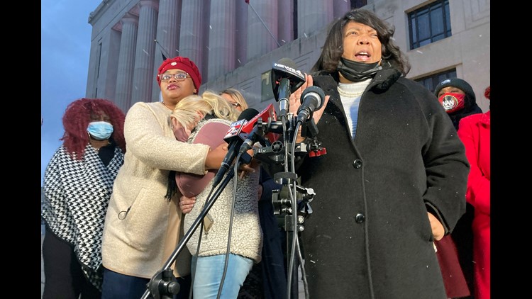 Nashville officer in shooting loses police power amid review