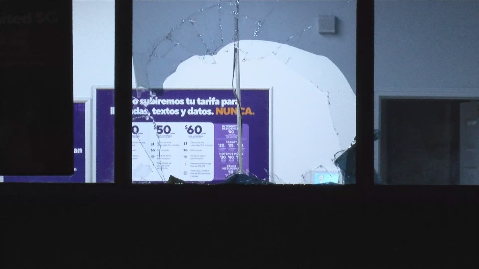 Memphis Police are investigating after crooks broke into a cell phone store in Berclair.