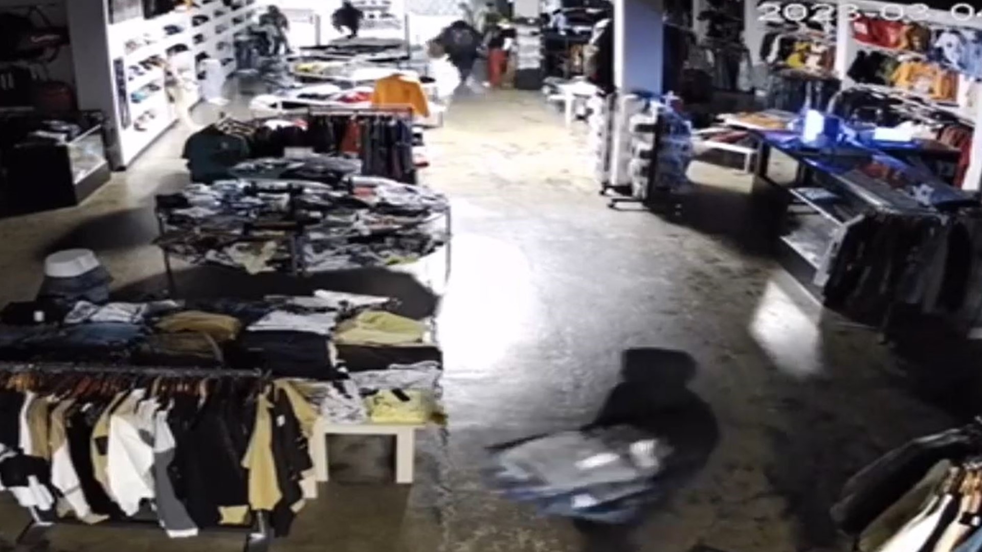 Suspects caught on camera stealing $30,000+ from store | localmemphis.com